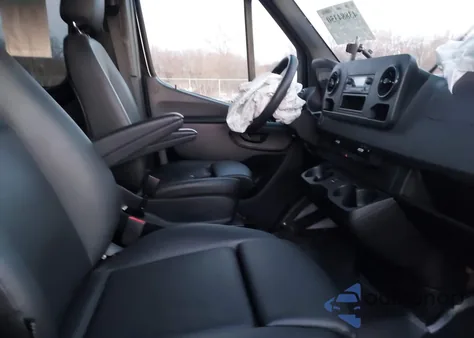 2021 Mercedes-Benz Sprinter 2500 Standard Roof I4 z USA, uszkodzony, nr VIN W1Z40FHY0MT067076